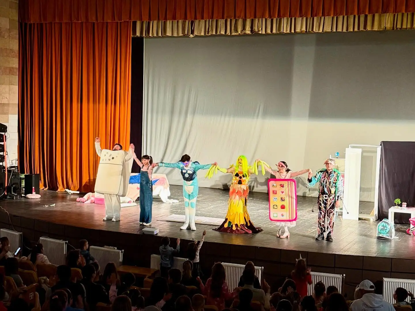 Spectacolul „Agentul Ecotron – Misiune pe Terra” a pornit în turneu național