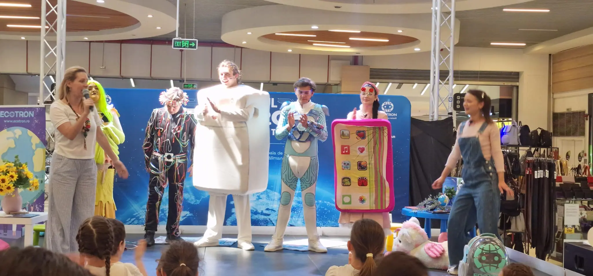 Agentul Ecotron a ajuns la Centrul Comercial Auchan Titan, în cadrul ECO Maraton